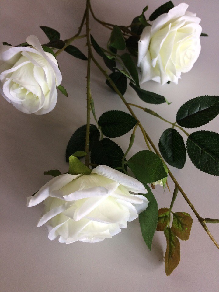 Роза ткань 3 цветка 2 бутона 80 см белая 10 веток ( цена за ветку 175 )