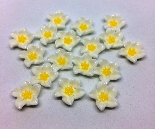 Кабошон Нежные цветы   10 мм 20 шт белые с желтой серединкой